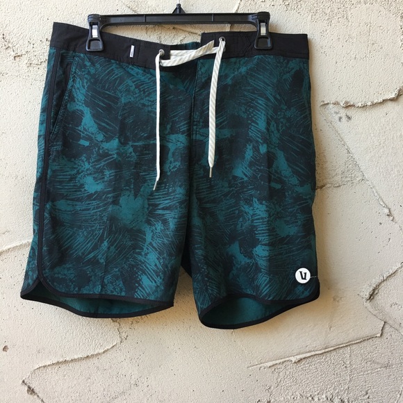 Vuori Other - Vuori Cruise Boardshorts in Palm Scribble I Size 32